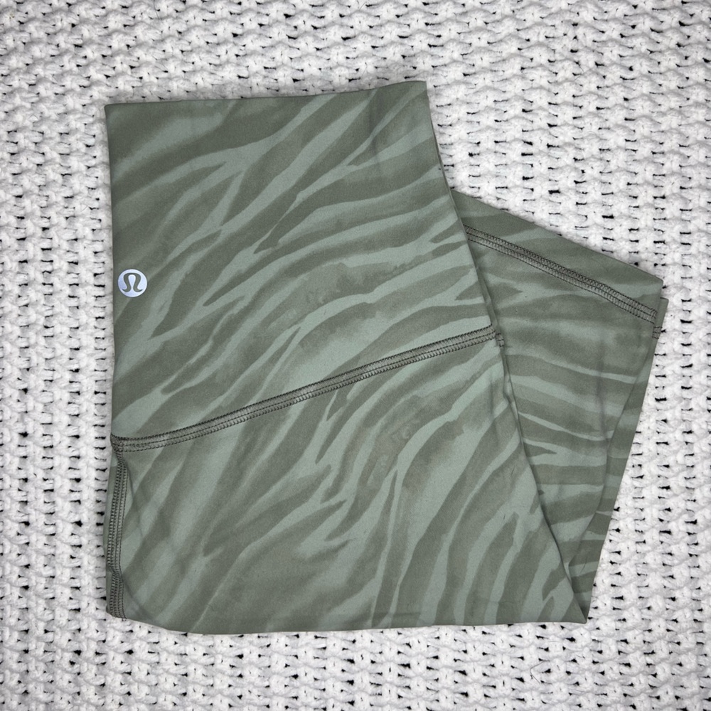 Lululemon Women’s Align Short 8” Nulu Size 6 Le Tigre Camo Green Fern